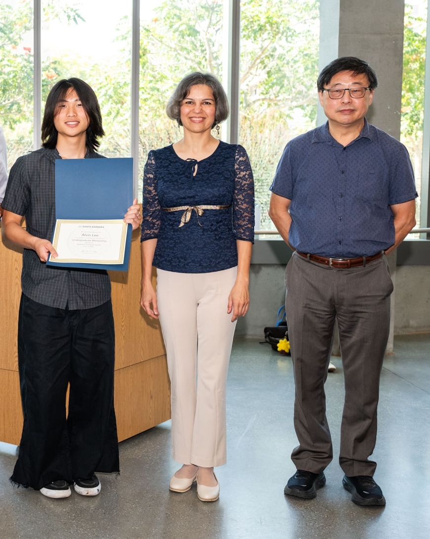 Alvin holding his award certificate with Prof. Majedi and Prof. Su. 